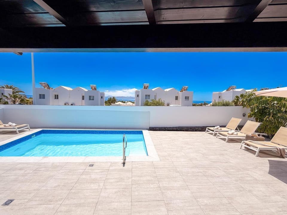 Patio, Sea view, Swimming pool, sunbed