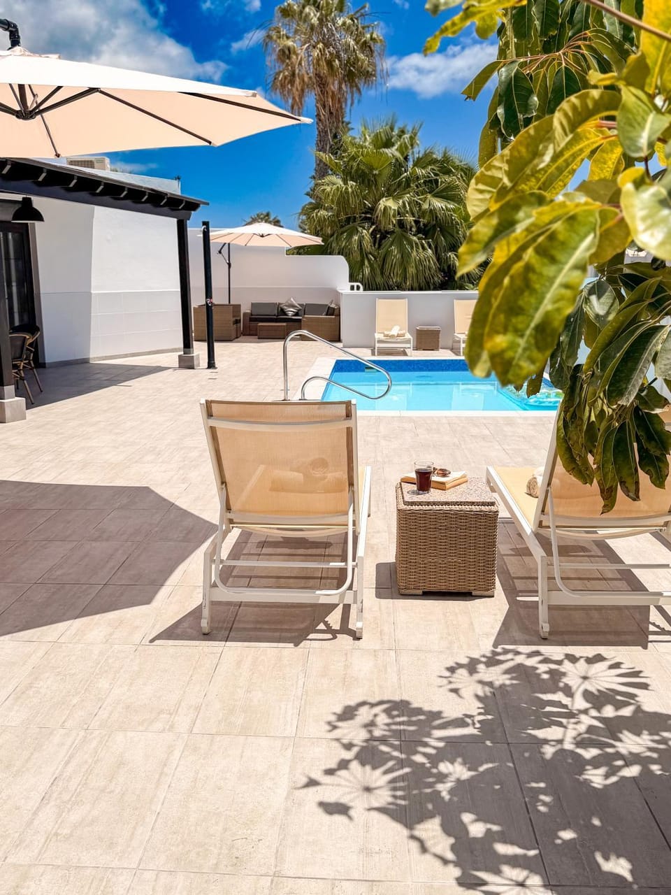 Property building, Swimming pool, sunbed