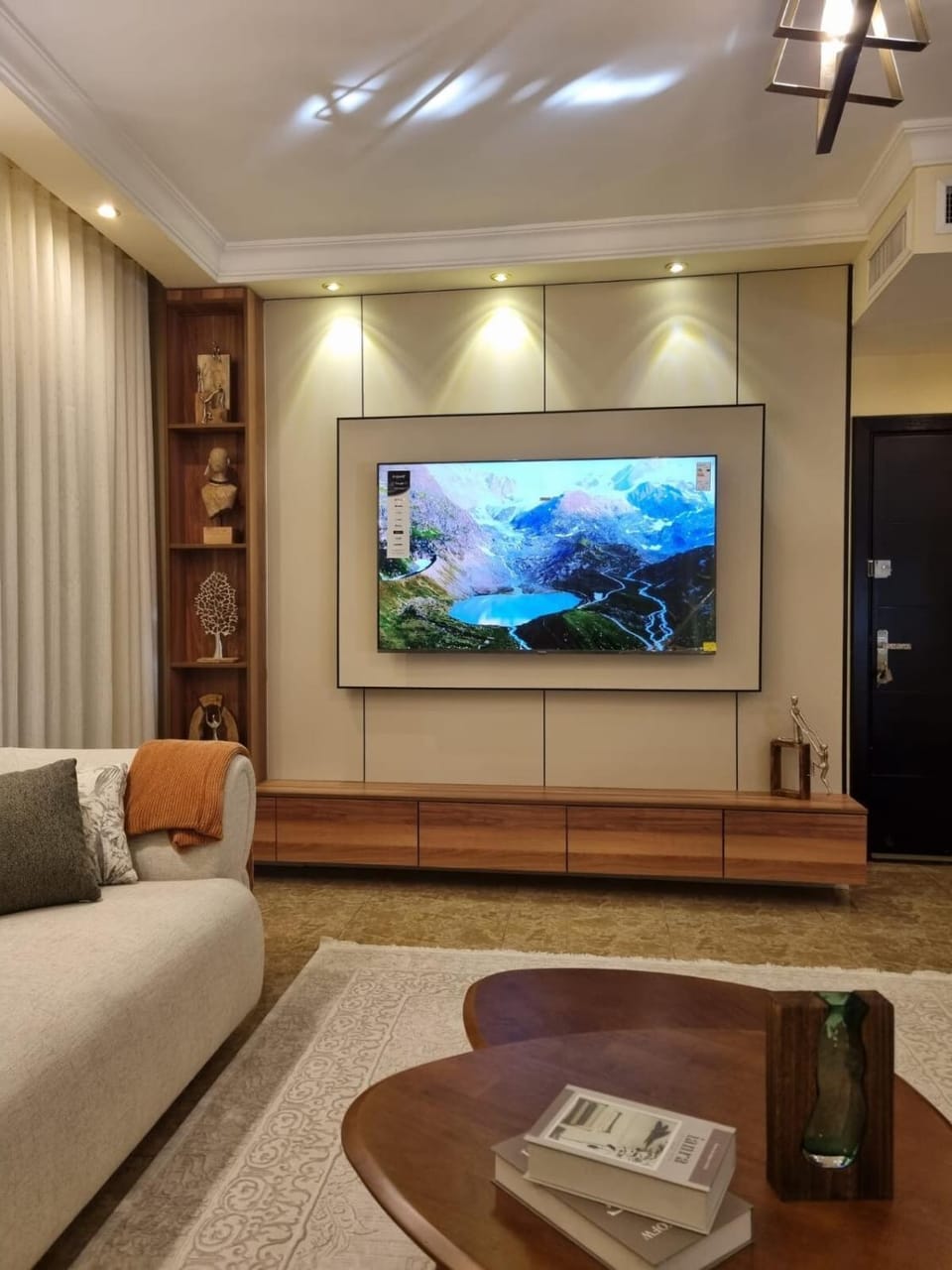TV and multimedia, Living room, Seating area, Evening entertainment