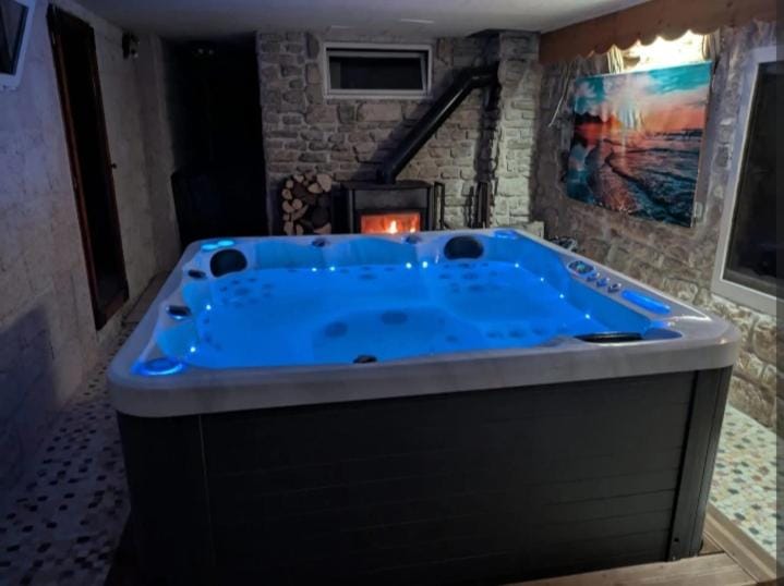 Hot Tub, Sauna