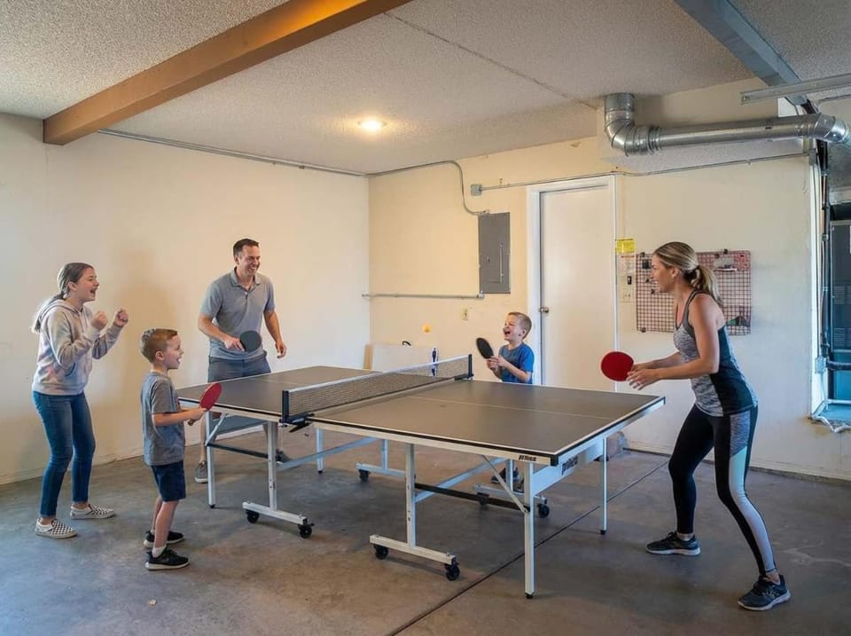 Family-Friendly Getaway Hot Tub Views EVSE House in Flagstaff