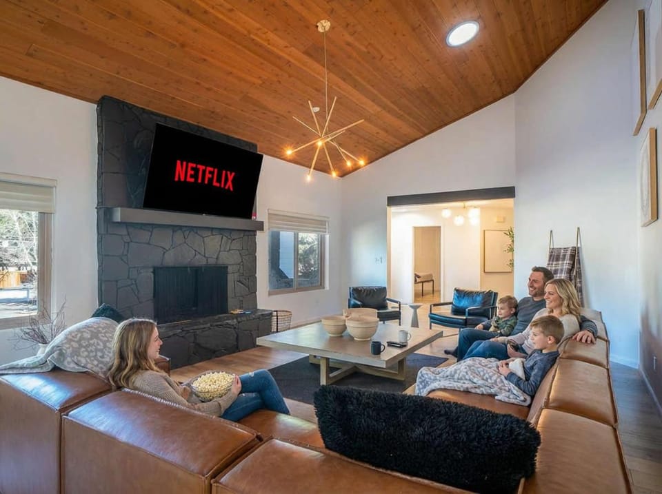 Family-Friendly Getaway Hot Tub Views EVSE House in Flagstaff