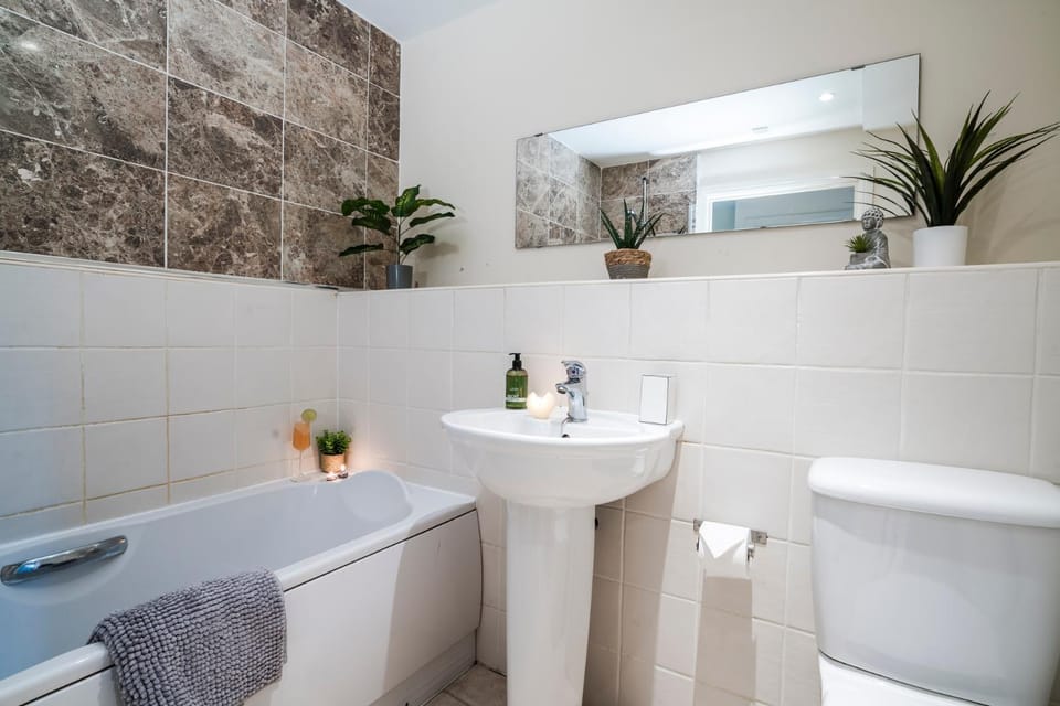 Spacious 2BDR Central Flat with Parking Apartment in Sheffield