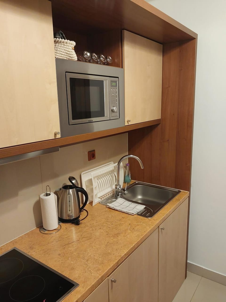 Coffee/tea facilities, Kitchen or kitchenette, stove
