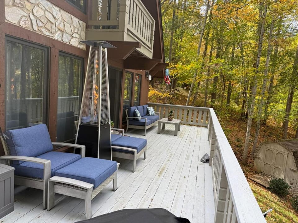 Hill top retreat Chalet in Tennessee