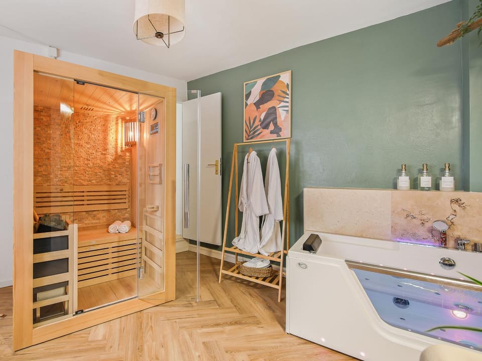 L'Evasion Tropicale - idéal couple - plein centre - sauna - baignoire balnéo LED 2 places - TV 4K Ambilight 130cm - parking gratuit à 2 pas du logement - wifi - maison médiévale sur 2 étages - entièrement rénovée 37m2 House in French Riviera