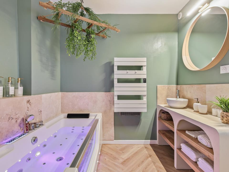L'Evasion Tropicale - idéal couple - plein centre - sauna - baignoire balnéo LED 2 places - TV 4K Ambilight 130cm - parking gratuit à 2 pas du logement - wifi - maison médiévale sur 2 étages - entièrement rénovée 37m2 House in French Riviera