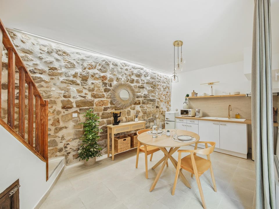 L'Evasion Tropicale - idéal couple - plein centre - sauna - baignoire balnéo LED 2 places - TV 4K Ambilight 130cm - parking gratuit à 2 pas du logement - wifi - maison médiévale sur 2 étages - entièrement rénovée 37m2 House in French Riviera