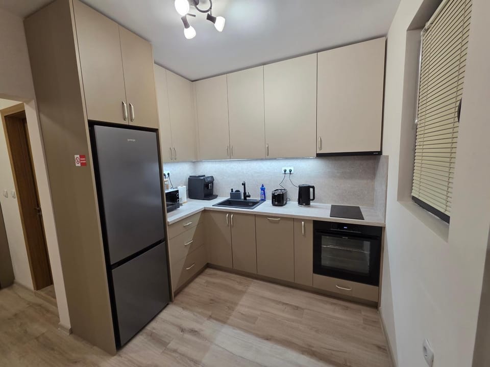 Coffee/tea facilities, Kitchen or kitchenette, dishwasher, oven, stove, toaster