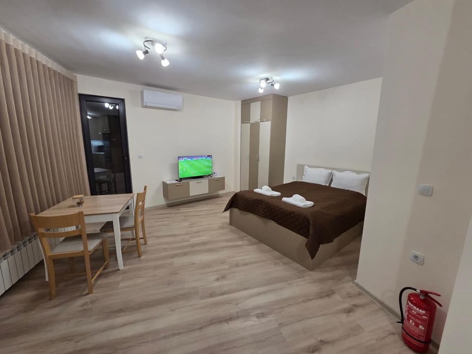 TV and multimedia, Living room, Seating area, Bedroom