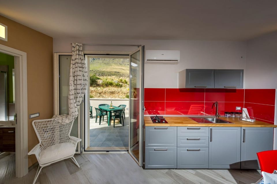 Restaurant/places to eat, Mountain view, Sea view, kitchen