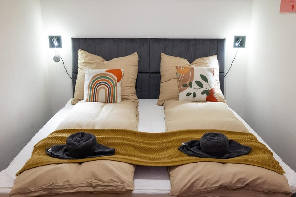 Bed, Bedroom, towels