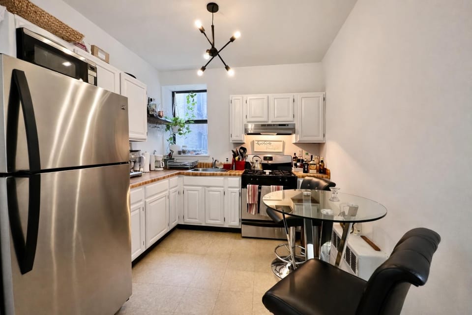 Coffee/tea facilities, Kitchen or kitchenette, Communal kitchen, microwave, kitchen