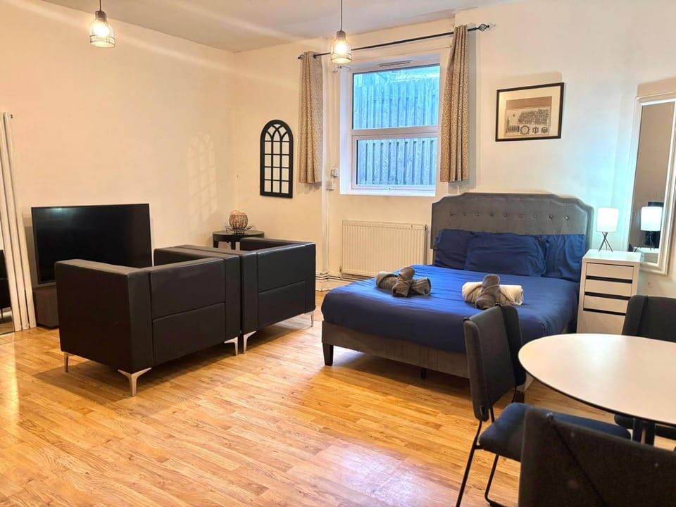 2 BDR Spacious House - Next to WHITECHAPEL Station and BRICK LANE - Private and Quiet Gated Area - HIGHLY IN DEMAND Apartment in London
