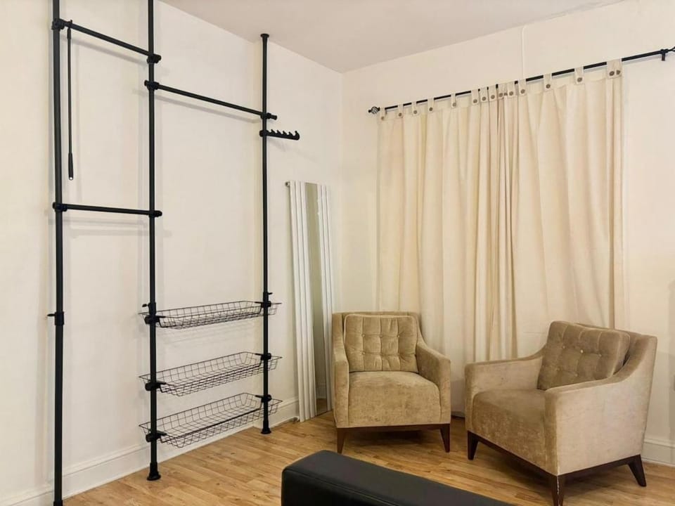 2 BDR Spacious House - Next to WHITECHAPEL Station and BRICK LANE - Private and Quiet Gated Area - HIGHLY IN DEMAND Apartment in London