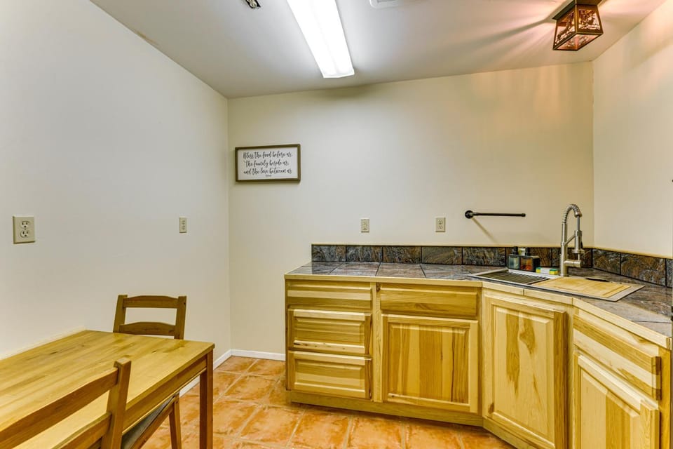 3 Mi to Angel Fire Resort! Quaint Apt on 2 Acres Apartment in Angel Fire