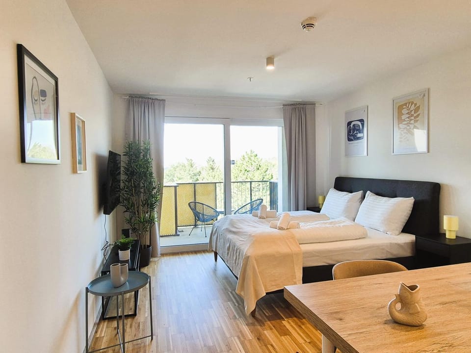 Bed, TV and multimedia, Living room, Photo of the whole room
