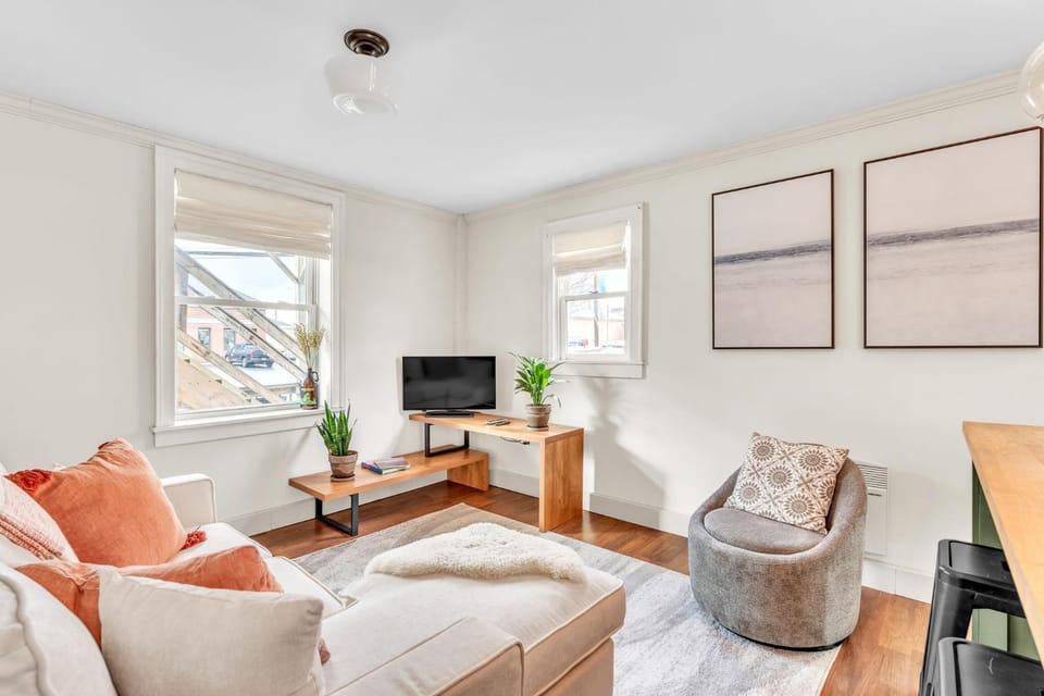 Little City Brick Apt A - Downtown Vergennes Apartment in Vergennes