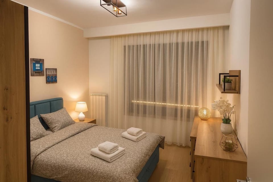 Bed, TV and multimedia, Photo of the whole room, Bedroom, towels