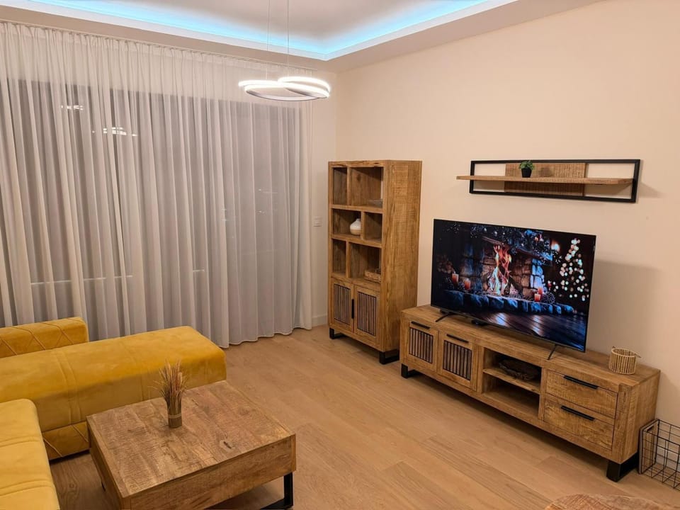 Communal lounge/ TV room, TV and multimedia, Living room, Seating area, Evening entertainment