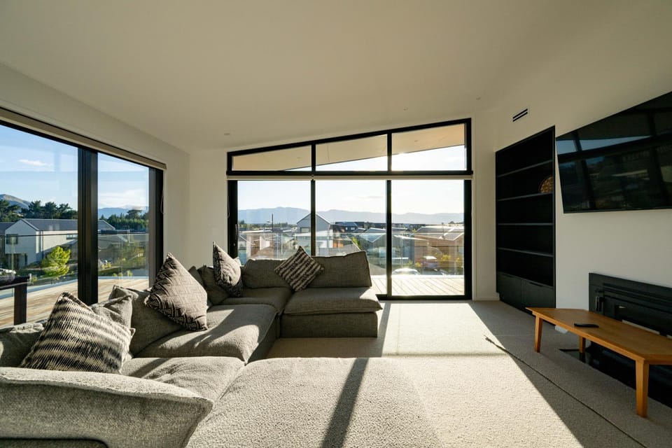 Communal lounge/ TV room, Natural landscape, TV and multimedia, Living room
