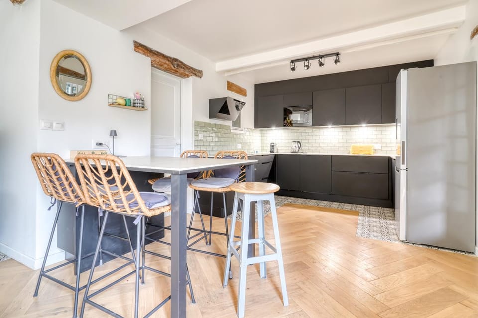Kitchen or kitchenette, Dining area