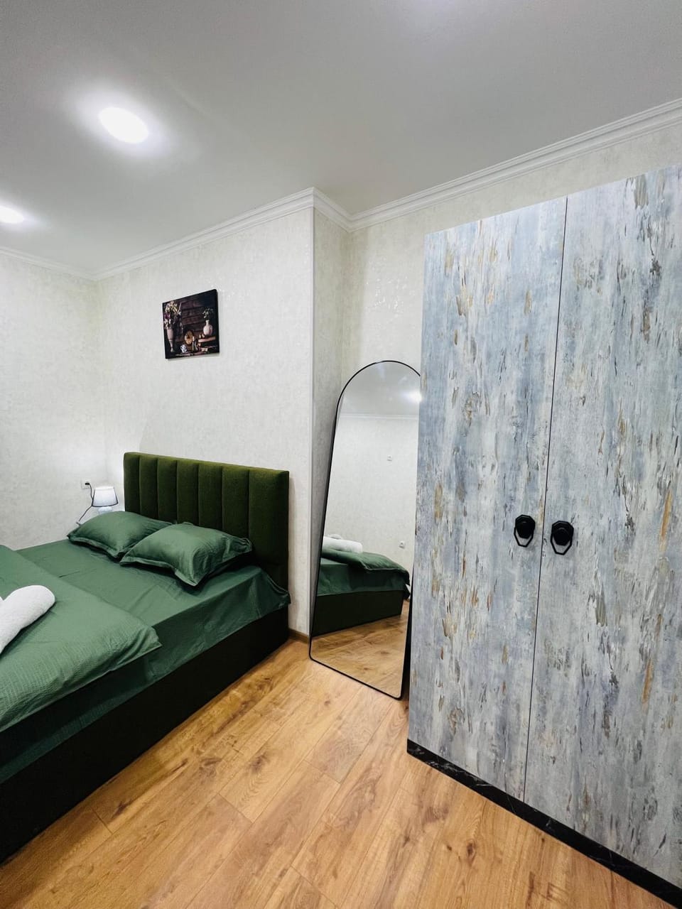 Bed, TV and multimedia, Photo of the whole room, Seating area, Bedroom, wardrobe
