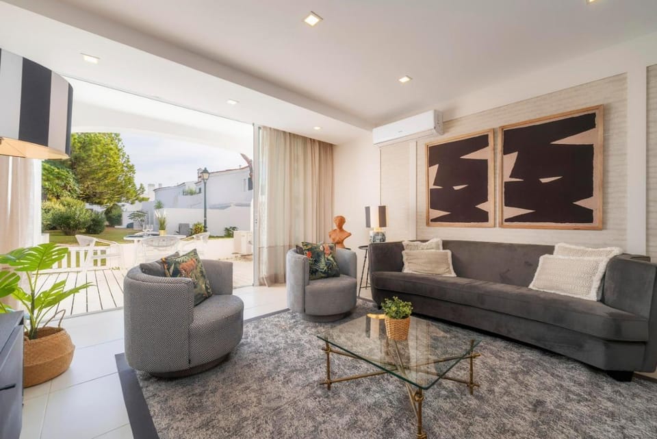 Communal lounge/ TV room, Balcony/Terrace, Living room, Seating area, air conditioner
