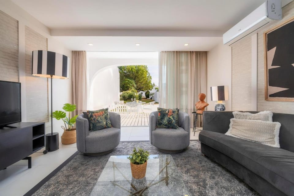 Communal lounge/ TV room, TV and multimedia, Living room, Seating area, air conditioner