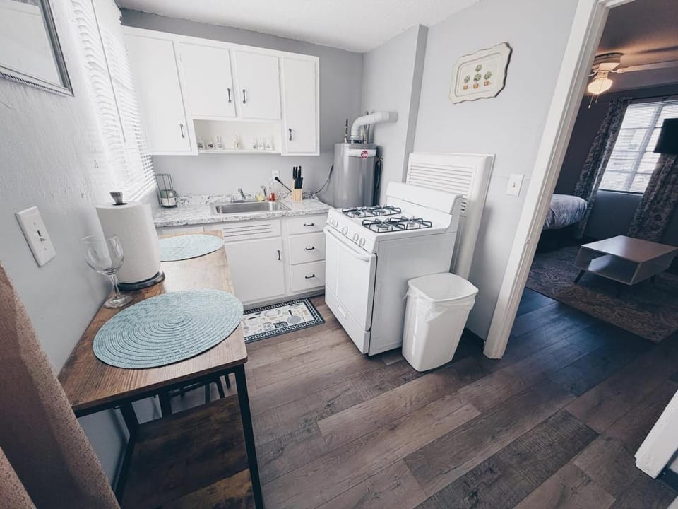 Affordable Bright Studio near SGMC & Downtown Apartment in Valdosta