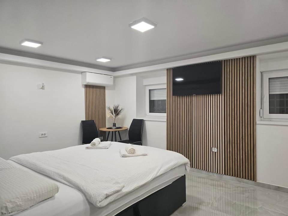 Bed, TV and multimedia, Photo of the whole room, Bedroom