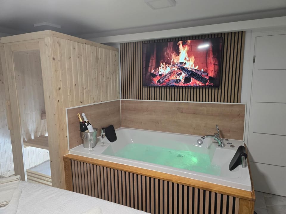Hot Tub, TV and multimedia, Bath