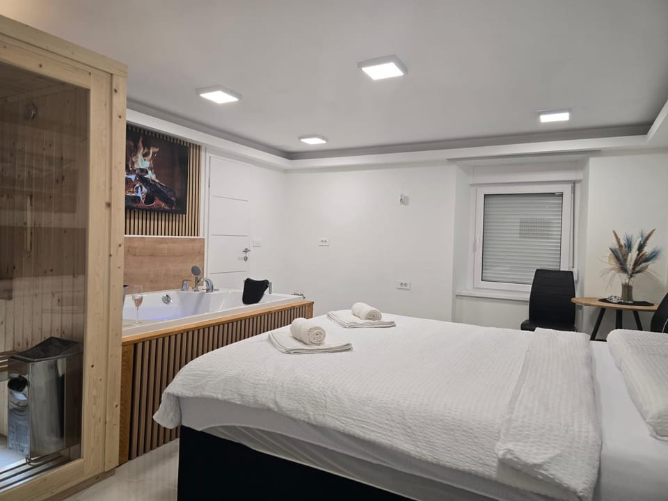 Bed, Photo of the whole room, Bedroom, towels