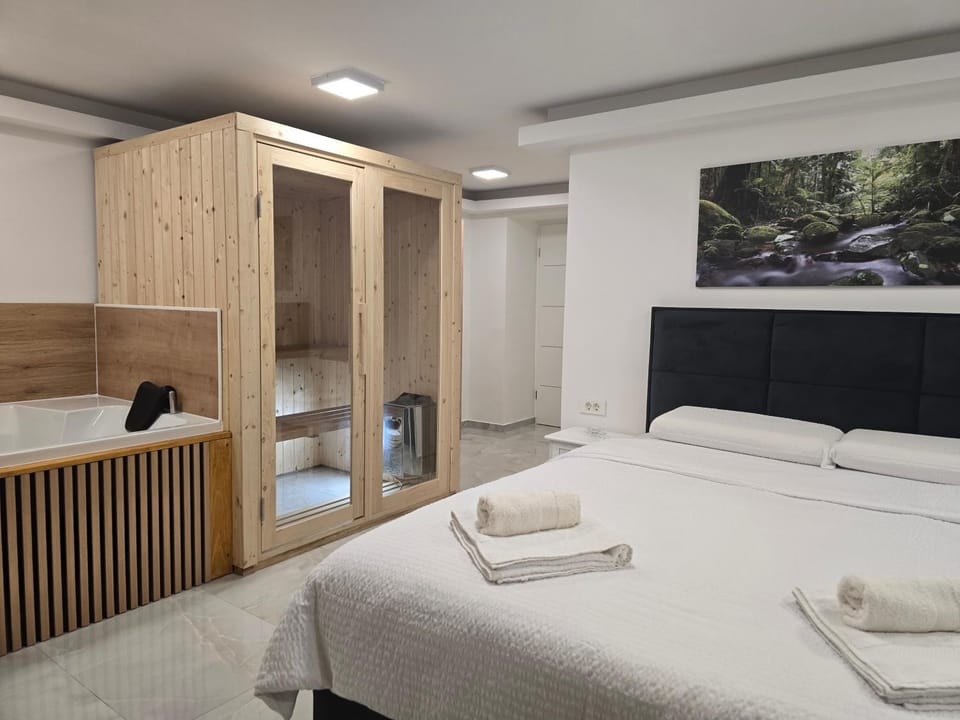 Bed, Photo of the whole room, towels