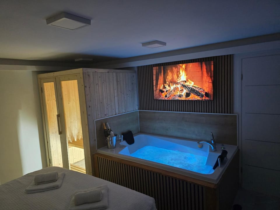 Bed, Hot Tub, TV and multimedia, Photo of the whole room, Bedroom, towels