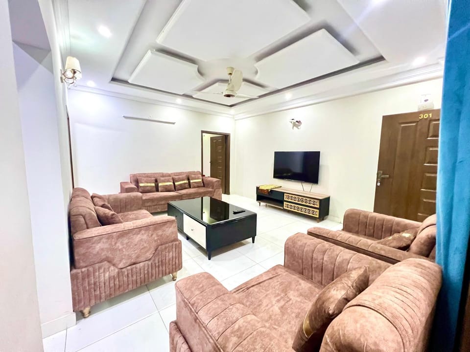 Communal lounge/ TV room, Living room, Seating area, Evening entertainment