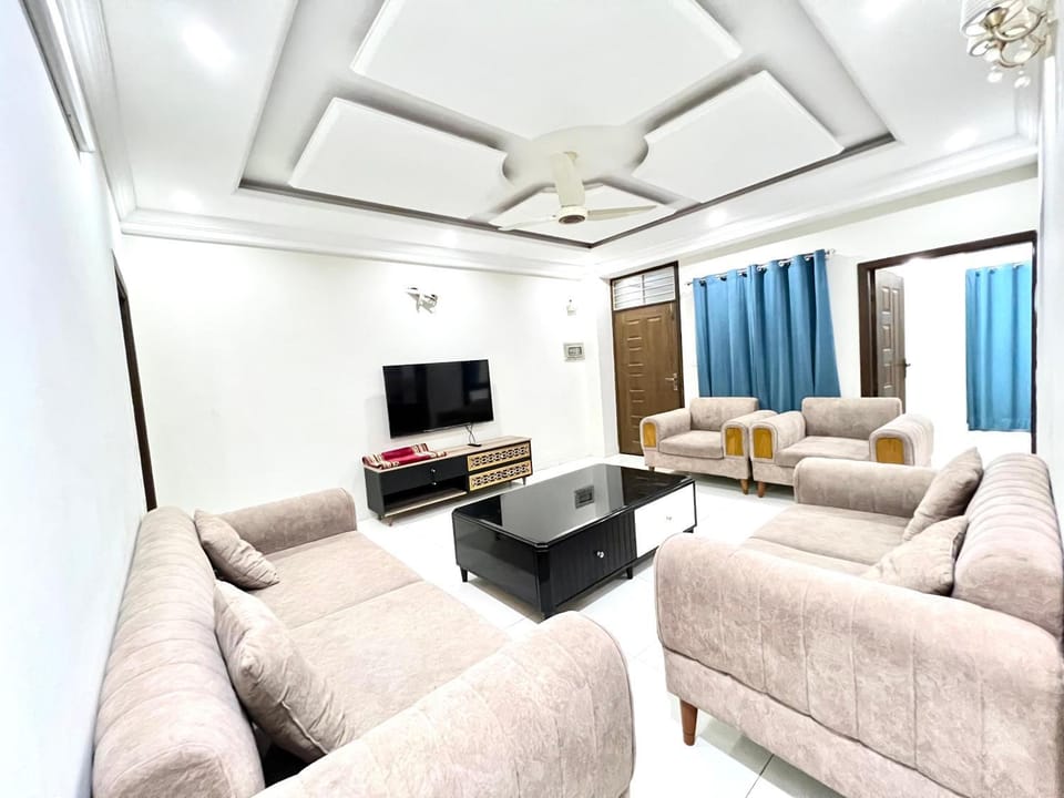 Communal lounge/ TV room, TV and multimedia, Living room, Seating area, Evening entertainment