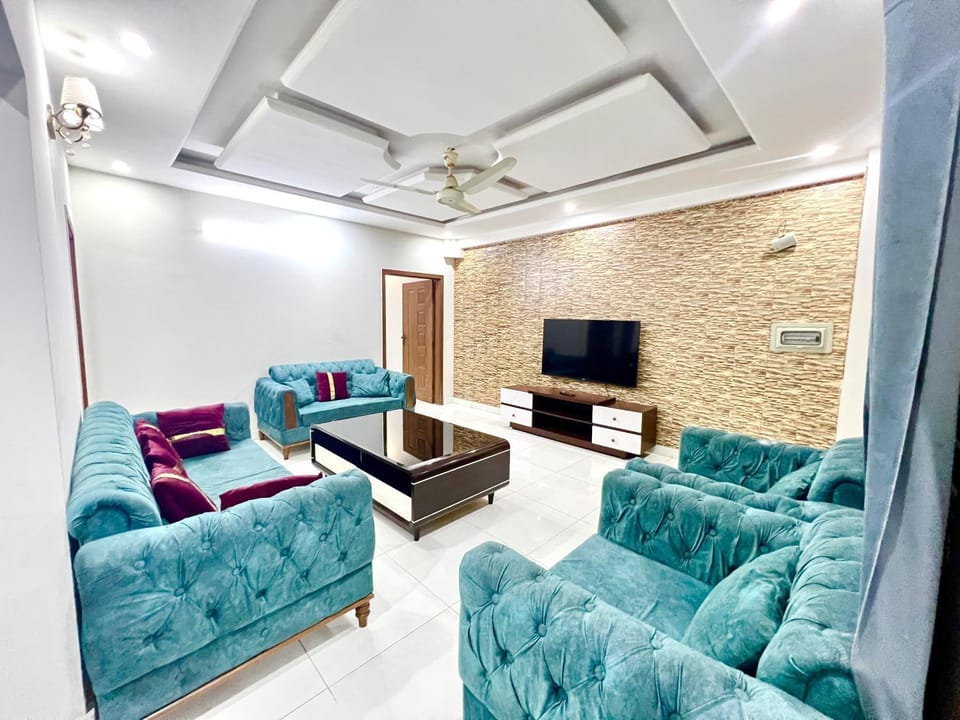 Communal lounge/ TV room, TV and multimedia, Living room, Seating area, Evening entertainment