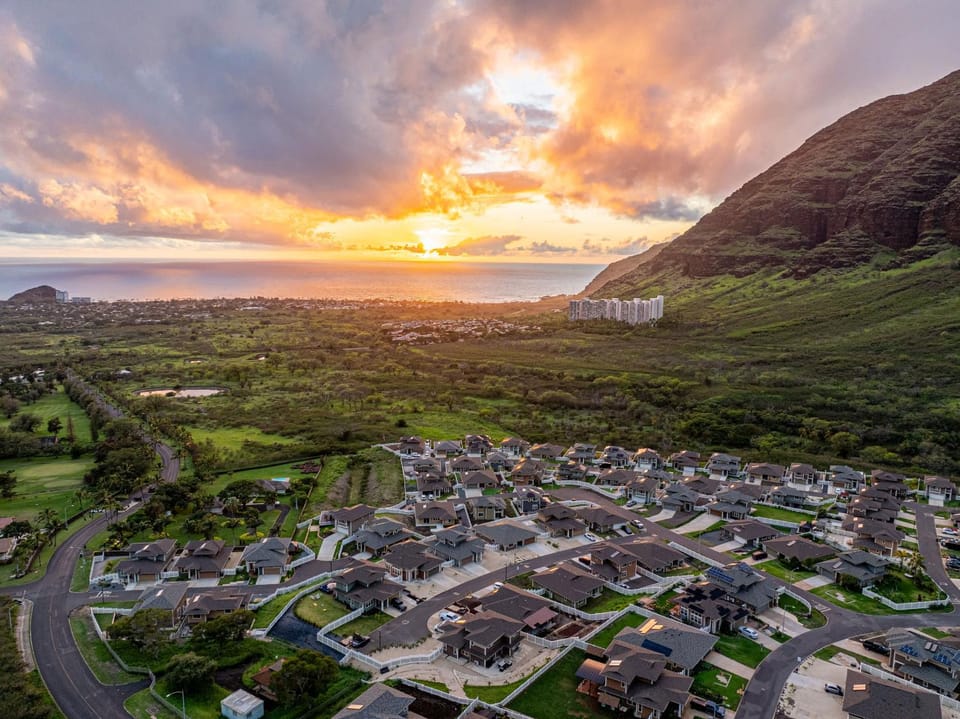 Marbella Lane-Glam 2 Master suites MTOcean Views House in Makaha Valley
