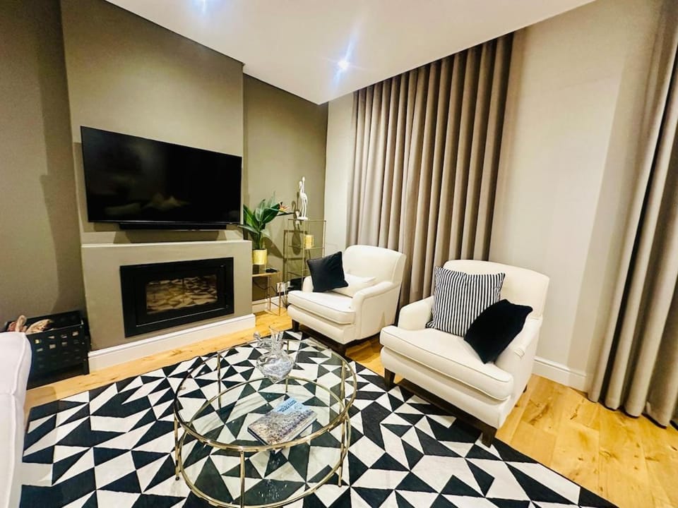 Chic boutique home with a pool and well furnished House in Cape Town