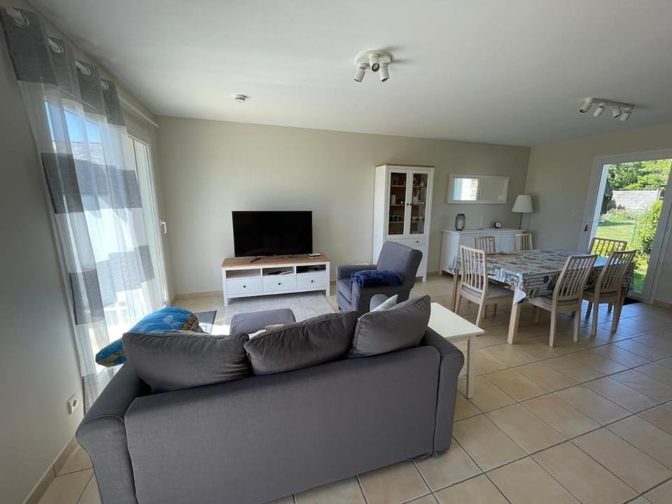TV and multimedia, Kitchen or kitchenette, Living room, Seating area, Dining area