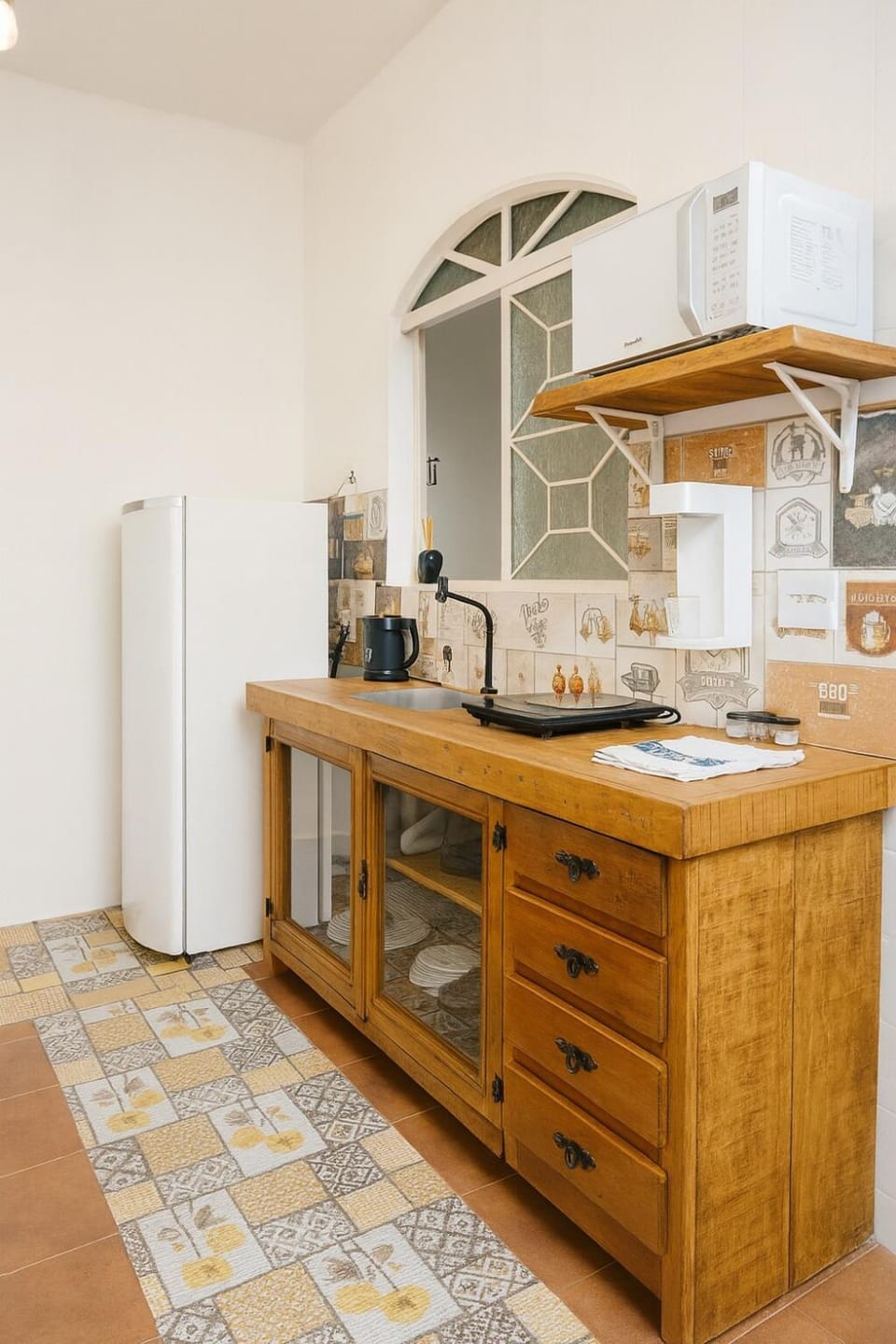 Coffee/tea facilities, Kitchen or kitchenette, minibar, stove