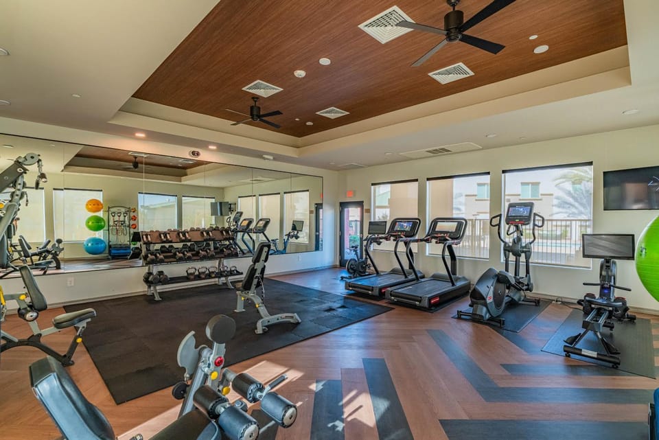 Cozy Stay Near Stadium with Balcony-Pool-Gym-Parking Apartment in Glendale