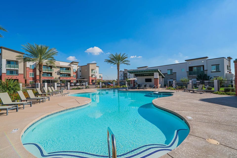 Cozy Stay Near Stadium with Balcony-Pool-Gym-Parking Apartment in Glendale