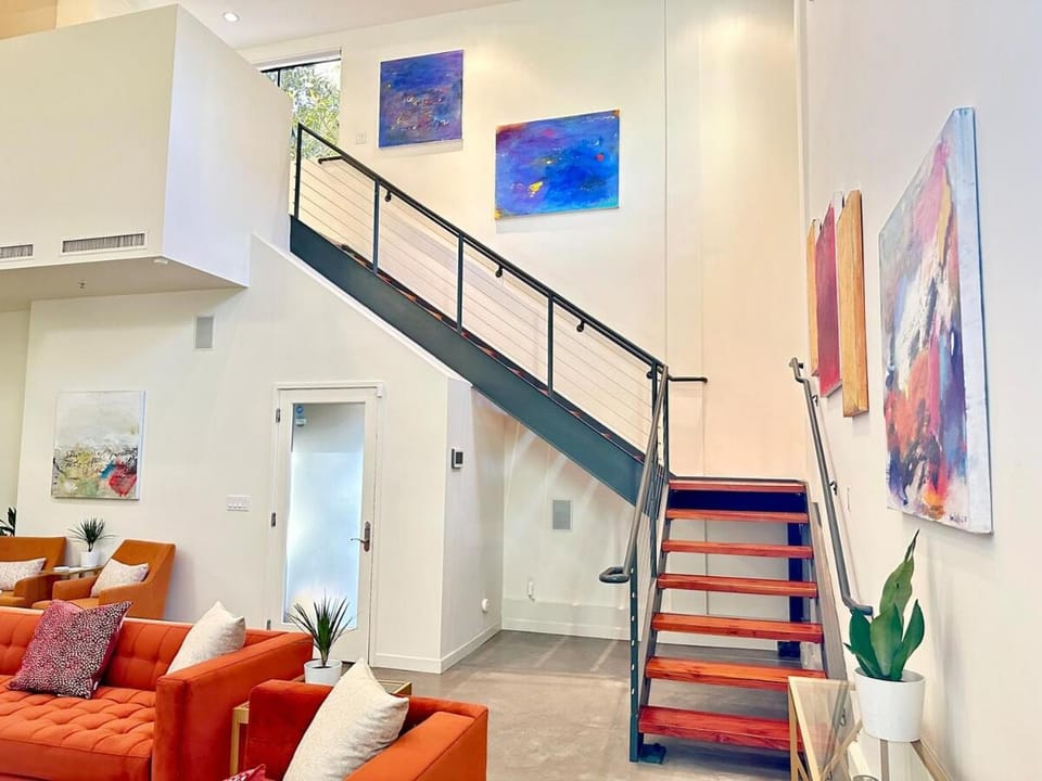 The Gallery Spacious 2BD 2BA with Two King Beds Apartment in Santa Monica