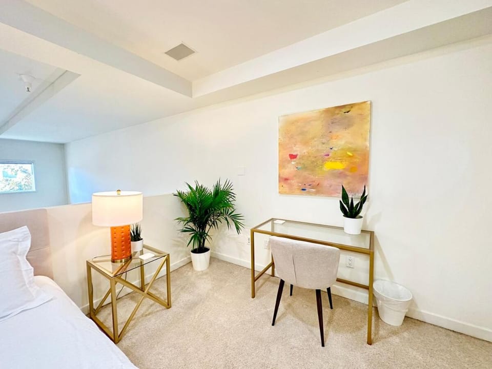 The Gallery Spacious 2BD 2BA with Two King Beds Apartment in Santa Monica