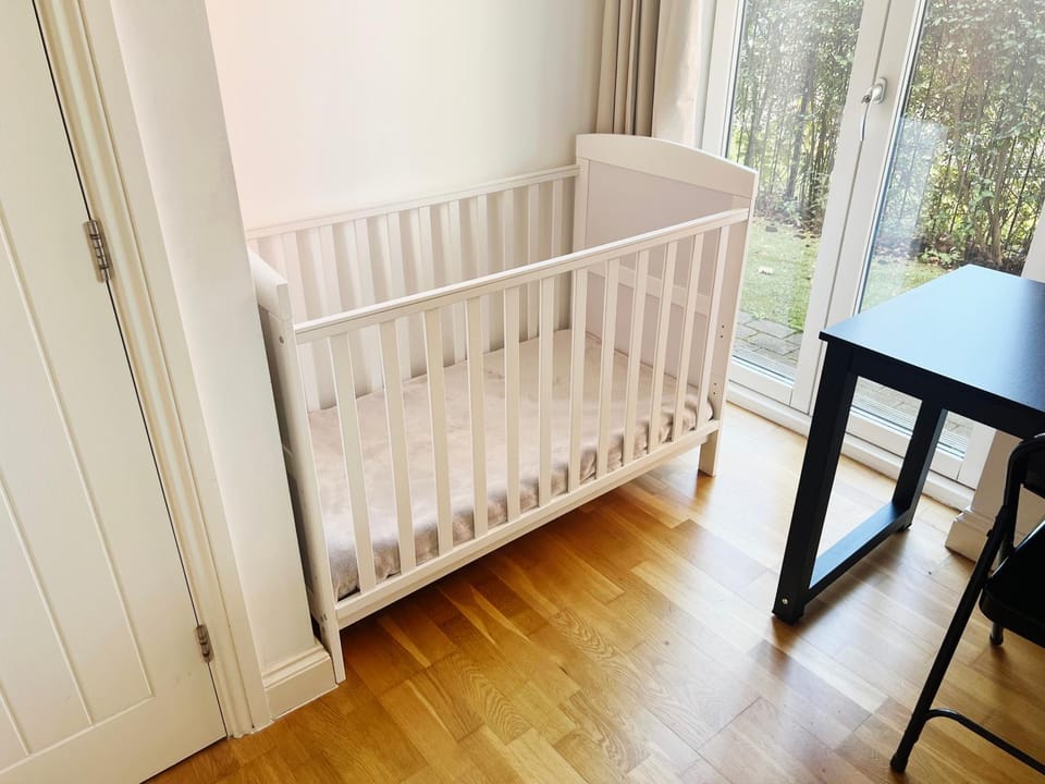 Bedroom, Garden view, cot