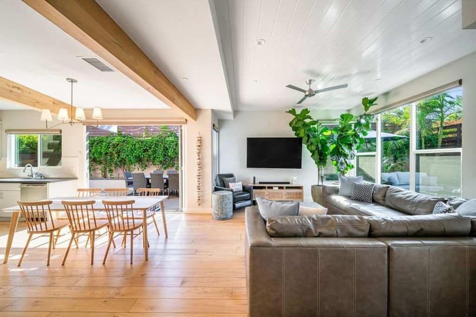 Walk to Beach Luxury Home Walk to Restaurants villa House in Leucadia