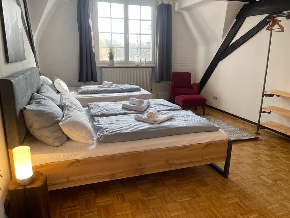 Bed, Photo of the whole room, Seating area, Bedroom, towels