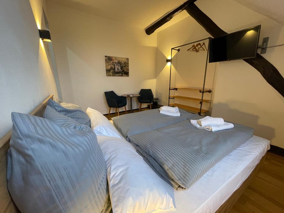 Bed, TV and multimedia, Photo of the whole room, Bedroom